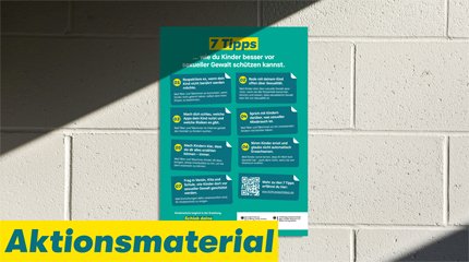Plakat mit 7 Tipps hängt an einer Wand, Aufschrift am Bild unten "Aktionsmaterial"