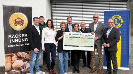 Die Bürgermeisterin von Walsrode und Mitarbeiterinnen und Mitarbeiter unterschiedlicher Einrichtungen vor einer Holztreppe.