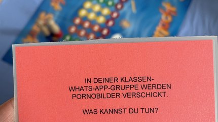 Die Bürgermeisterin von Walsrode und Mitarbeiterinnen und Mitarbeiter unterschiedlicher Einrichtungen vor einer Holztreppe.